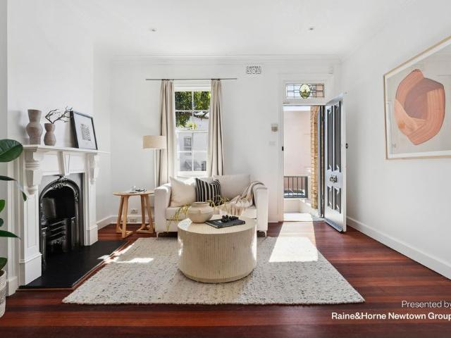 Delightful 2 bed entertainer with rear lane access
