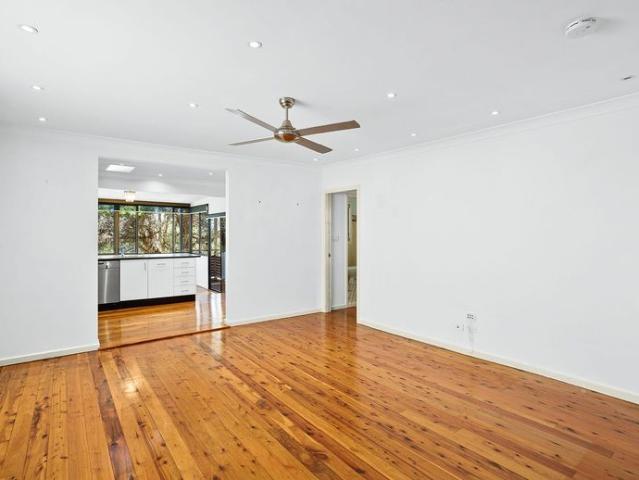 DELIGHTFUL 4 BEDROOM, 1.5 BATHROOM FAMILY HOME WITH VIEWS!