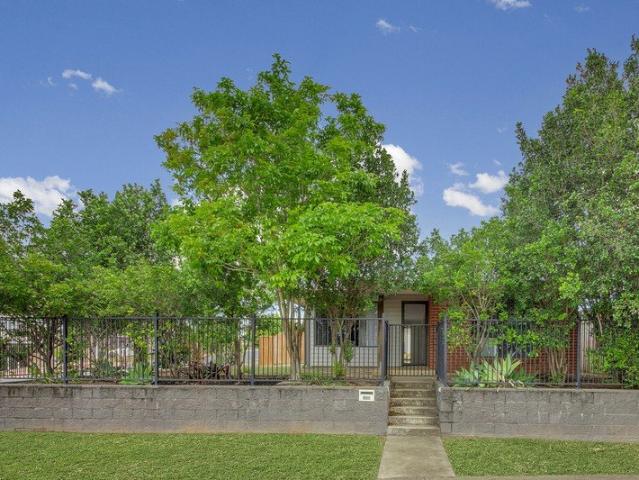 DELIGHTFULLY DIFFERENT, ENJOY THE PARKLAND VISTA!