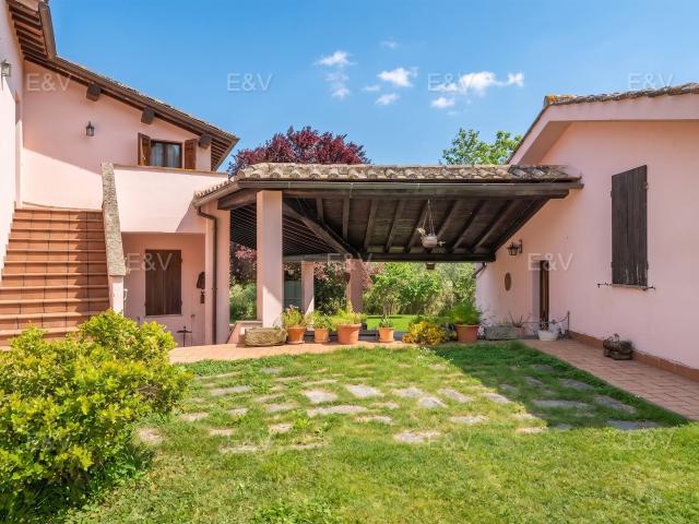 Delizioso Casale con dependance e piscina, immerso nel verde. 329m² Amelia