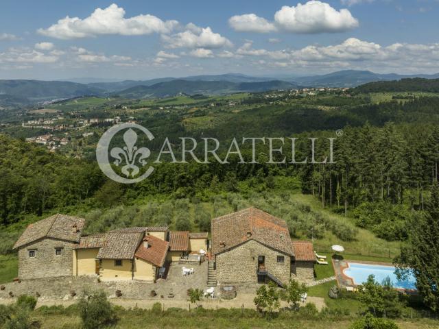 Deliziosa tenuta risalente al 1300 con una superficie totale. 600m² Pelago
