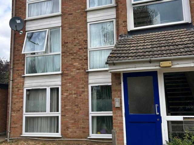 Dellow Close, ILFORD, IG2 7ED 2 bed flat to rent £1,400 pcm £323 pw