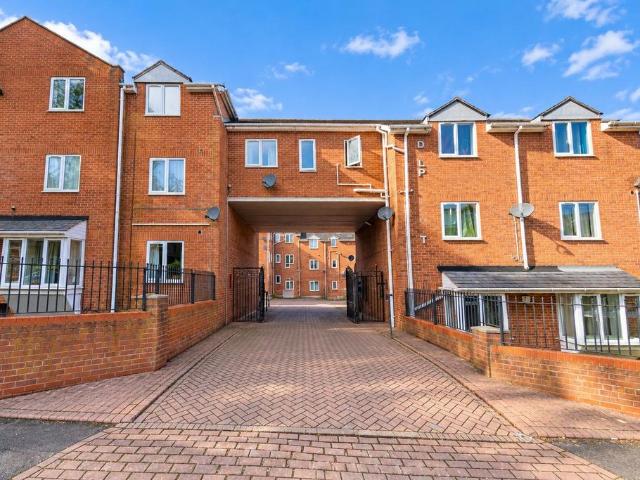 Delph Court, Leeds, LS6 2 bed flat to rent £1,086 pcm £251 pw