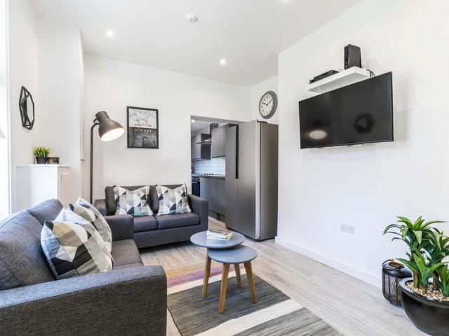 Delph Lane, Leeds LS6 6 bed house to rent £3,510 pcm £810 pw