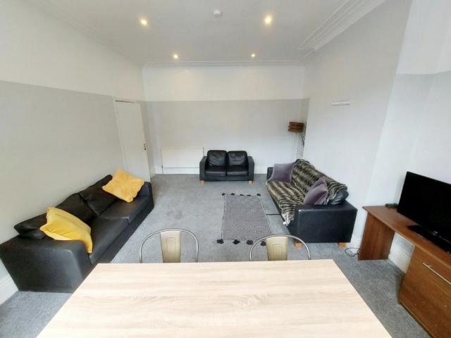 Delph Lane, Leeds LS6 8 bed terraced house to rent £585 pcm £135 pw