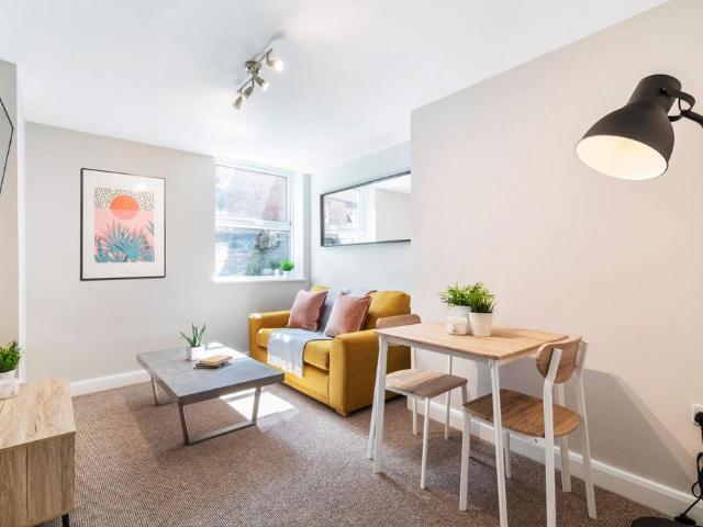 Delph Lane, Leeds LS6 2 bed flat to rent £1,118 pcm £258 pw
