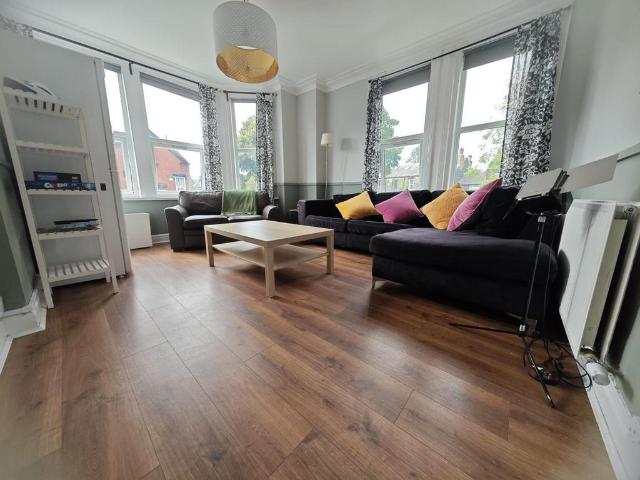 Delph Lane, Leeds 10 bed house to rent £5,547 pcm £1,280 pw