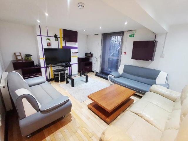 Delph Mount, Woodhouse 1 bed in a house share to rent £465 pcm £107 pw