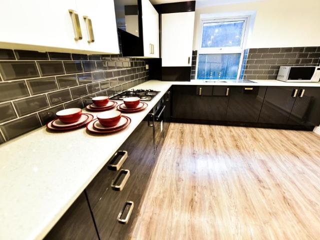 Delph Mount, Leeds LS6, 6 bed terraced house to rent, £2,850 pcm | PrimeLocation