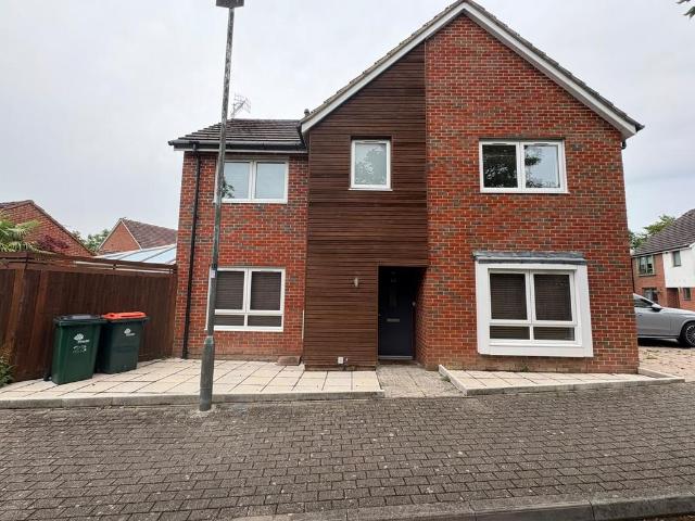 Delrogue Road, Crawley, RH11 3 bed semi detached house to rent £2,199 pcm £507 pw