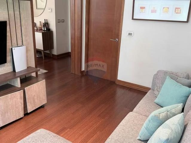Depto con 450 m2 de jardín y piscina privados. 5 dormitorios por 19940.00 en Las Condes