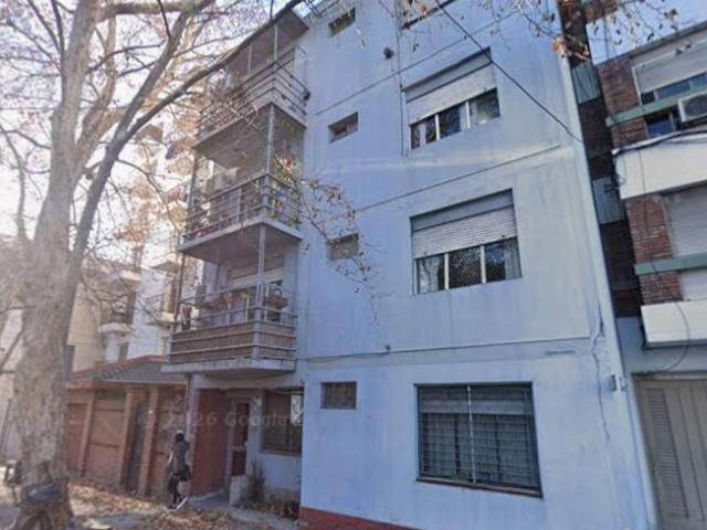 Departamento 3 ambientes con balcon al frente 3er piso por escalera