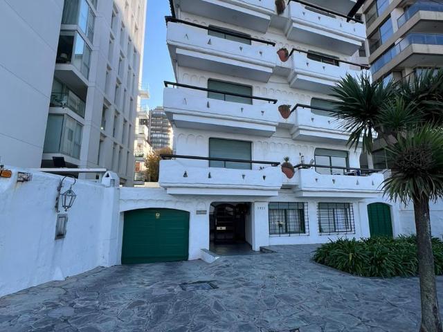 Departamento 3 ambientes con patio y cochera. Alquiler. Playa Grande ? 118m?