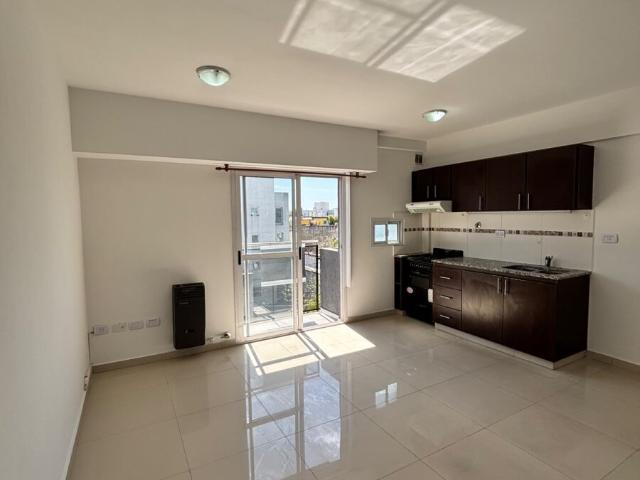 Departamento 2 ambientes con balcón en alquiler
