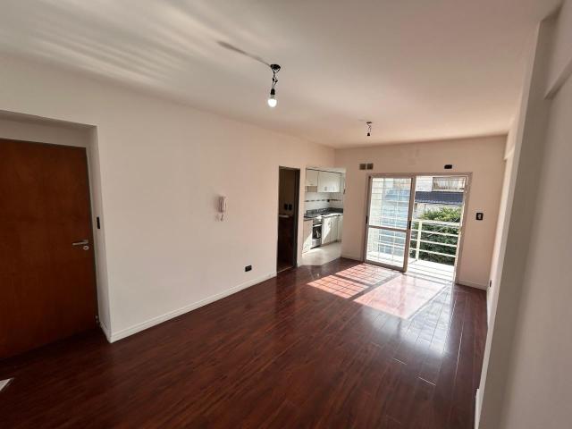 Departamento 2 ambientes al frente en alquiler