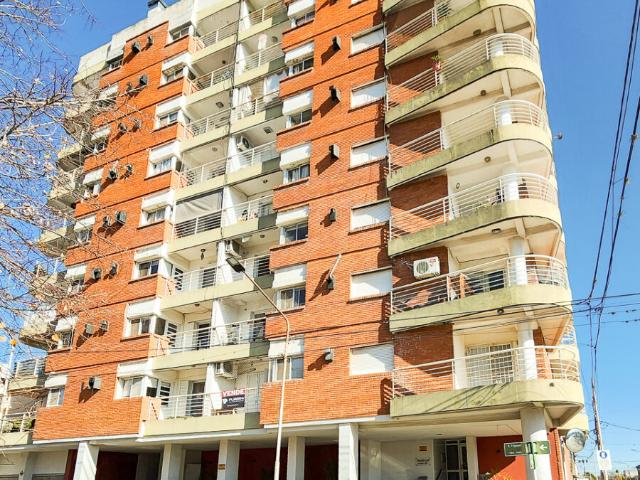 Departamento 2 dormitorios con cochera H. Yrigoyen y Artigas, San Lorenzo