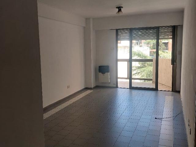Departamento con balcon, en excelente zona, con asador y quincho en terraza