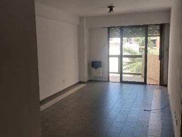 Departamento con balcon, en excelente zona, con asador y quincho en terraza