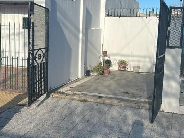 Departamento con patio y entrada para auto!