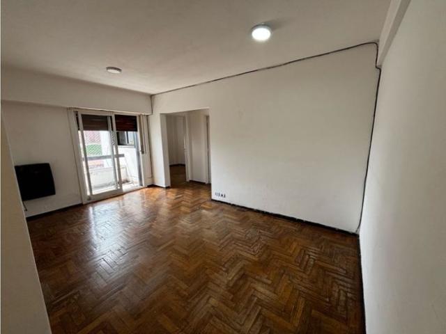 Departamento con un dormitorio y balcon en alquiler