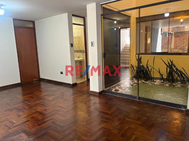 Departamento Amplio, Comodo, Con Cochera Y Excelente Ubicacion En Cayma Baja