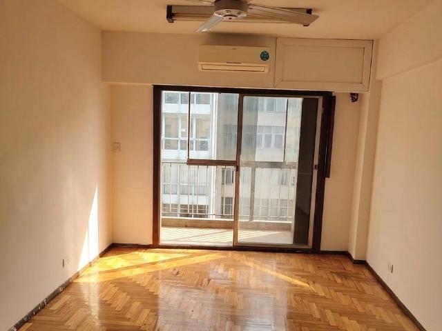 Departamento de 3 amb c/dep 6° piso sobre Av. Corrientes, a metros de Montevideo