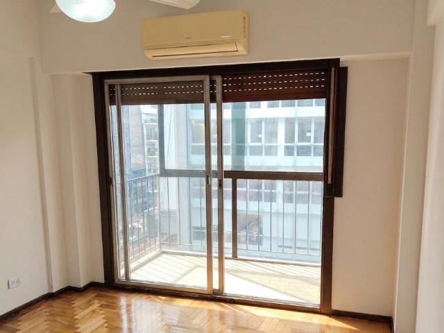 Departamento de 3 amb c/dep 6? piso sobre Av. Corrientes, a metros de Montevideo