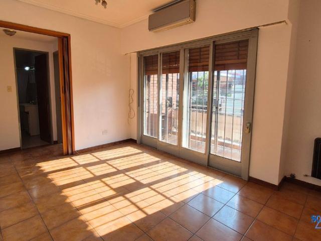 Departamento de 3 ambientes con balcón Santos Lugares