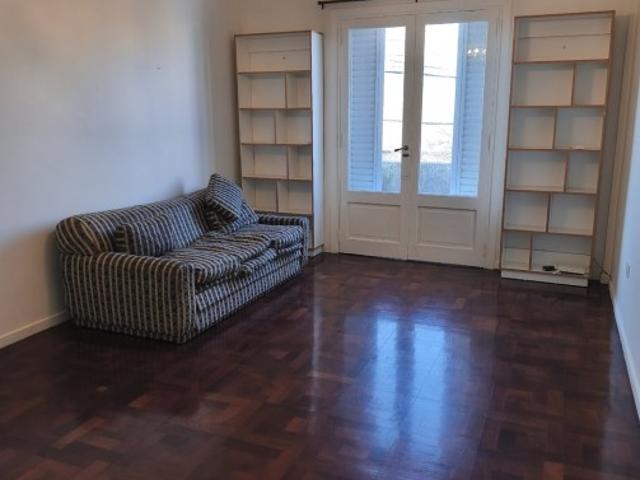DEPARTAMENTO DE 3 AMBIENTES AL FRENTE CON BALCÓN, TERRAZA PROPIA Y PARRILLA. NO PAGA EXPENSAS