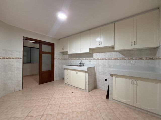 Departamento de 3 dormitorios,con cuarto de servicio y cochera