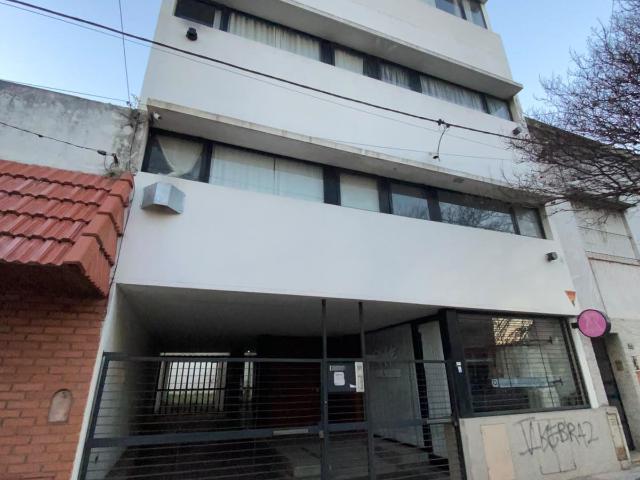Departamento de 1 dormitorio con cochera en alquiler, zona plaza azcuenaga