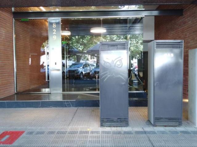 Departamento de 1 dormitorio en alquiler, frente a plaza moreno