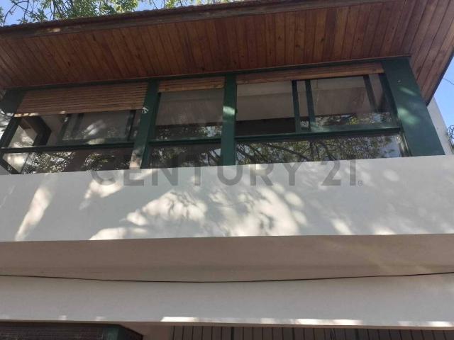 Departamento de 2 dormitorios con placard y escritorio, unico en planta alta al frente