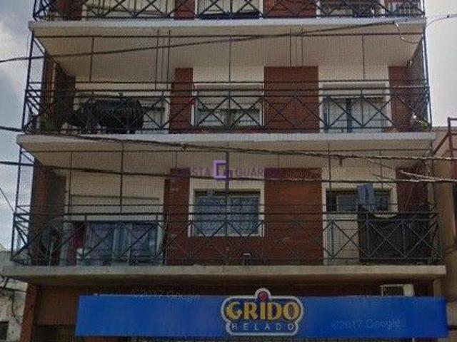 Departamento de 4 ambientes al frente en primer piso con patio y balcón