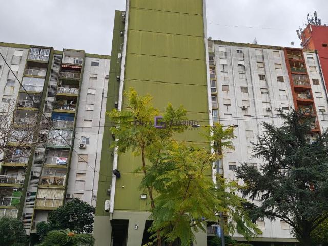 Departamento de 4 ambientes en segundo piso con balcón en Autopista Dellepiane