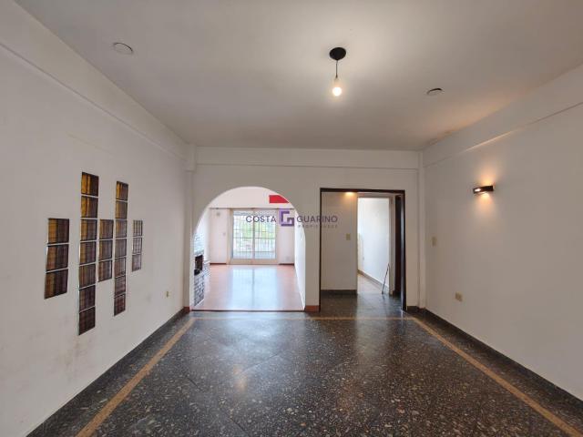 Departamento de 4 ambientes en primer piso al frente con patio, balcón y terraza