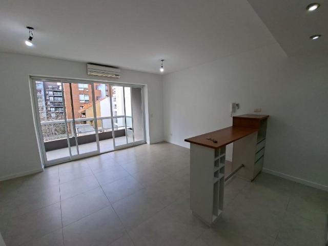 Departamento de 50 m² con 1 dormitorio en alquiler en villa urquiza. cochera en pb. baulera
