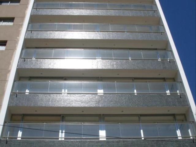 Departamento de categoría dos dormitorios y cochera en alquiler