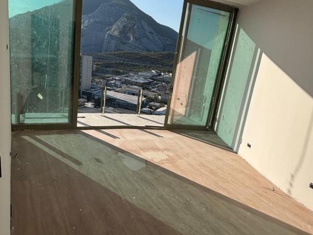 Departamento de dos niveles con terraza y vista a la Sierra Madre
