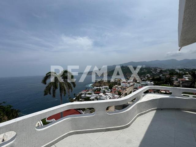 DEPARTAMENTO DE DOS NIVELES CON TERRAZA Y VISTA AL MAR