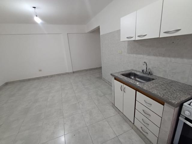 Departamento de dos ambientes c/frente con patio