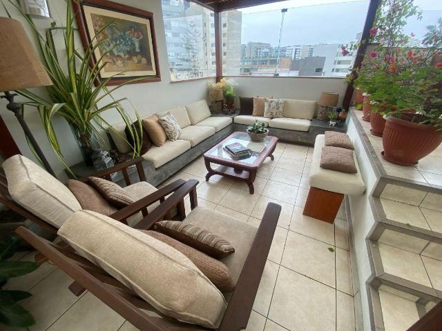 Departamento duplex de 283 m² con 4 dormitorios en venta en Valle Hermoso, Monterrico frente a parqu