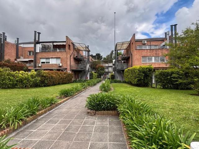 Departamento duplex 3 ambientes en venta barrio Las Mercedes Pilar