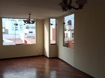 Departamento en 4to piso, con 3 habitaciones en la parte baja de Cayma