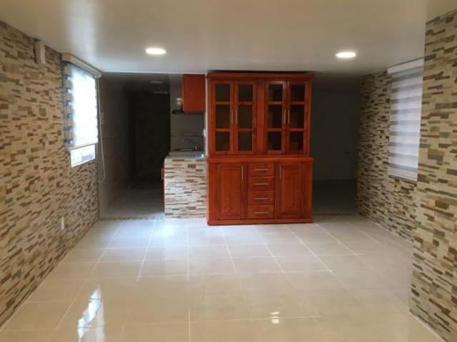 DEPARTAMENTO EN AGUA SANTA, REMODELADO, EXCELENTE UBICACIÓN. Primer piso