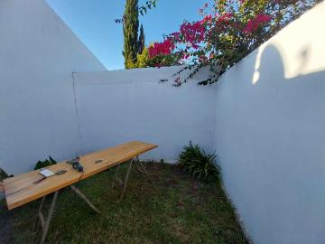 Departamento en alquiler 1 dormitorio con patio y cochera