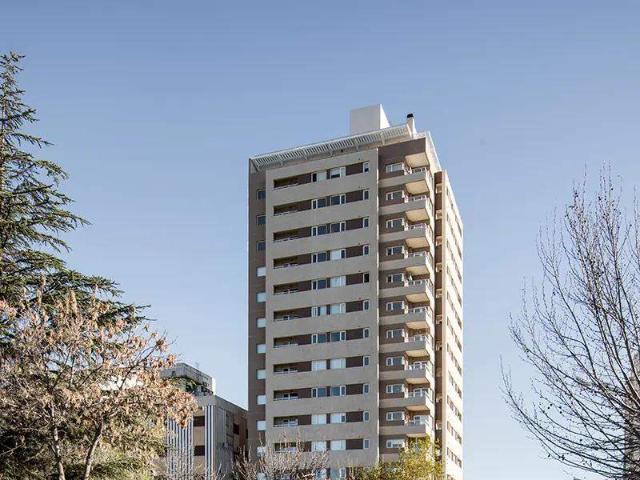 Departamento en alquiler c/ cochera en Área Centro Este