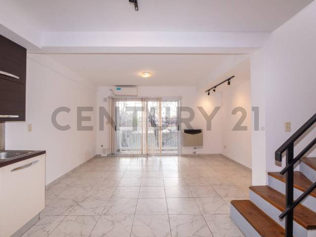 Departamento en alquiler – Dúplex de 2 dormitorios con balcón y terraza 36 e/ 16 y 17