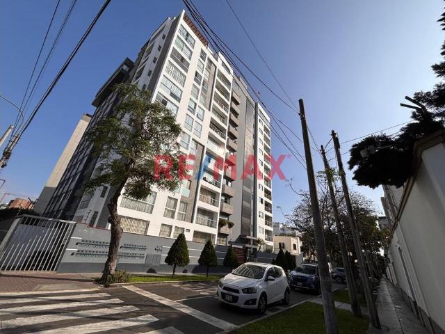 Departamento En Alquiler En Miraflores De 100 M² Con 2 Dormitorios y 1 estudio