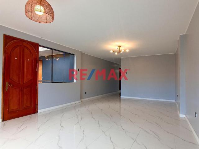 Departamento En Alquiler En Surco Con Balcón, Parque Y 2 Dormitorios | Surco